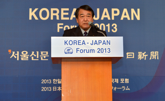 서울신문과 도쿄.주니치신문 공동 주최로 14일 서울 소공동 롯데호텔에서 열린 ‘2013 한일 미래의 길을 묻는다’ 국제포럼에서 데라시마 지쓰로 일본총합연구소 이사장이 첫번째 기조연설을 하고 있다. 손형준 boltagoo@seoul.co.kr