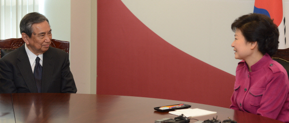 통의동 당선인 집무실에서 박근혜 당선인이  고노 요헤이 전일본 관방장관을  접견하고 있다. 안주영 기자 jya@seoul.co.kr