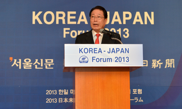 서울신문과 도쿄.주니치신문 공동 주최로 14일 서울 소공동 롯데호텔에서 열린 ‘2013 한일 미래의 길을 묻는다’ 국제포럼에서 유명환 전 외교통상부 장관이 두번째 기조연설을 하고 있다.  손형준 기자 boltagoo@seoul.co.kr