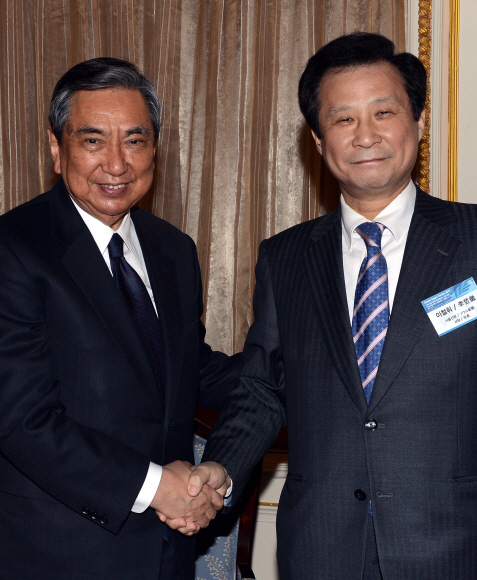 14일 서울신문과 도쿄신문 공동 주최로 서울 소공동 롯데호텔에서 열린 ‘2013 한일 미래의 길을 묻는다’ 국제포럼에서 이철휘 서울신문사장과 고노 요헤이 전 일본 중의원 의장이 악수를 나누고 있다. 이종원 선임기자 jongwon@seoul.co.kr