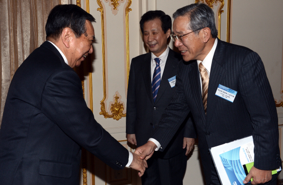 14일 서울신문과 도쿄신문 공동 주최로 서울 소공동 롯데호텔에서 열린 ‘2013 한일 미래의 길을 묻는다’ 국제포럼에서 이철휘 서울신문사장과 고노 요헤이 전 일본 중의원 의장, 센코쿠 마코토 도쿄신문사장이 악수를 나누고 있다. 이종원 선임기자 jongwon@seoul.co.kr