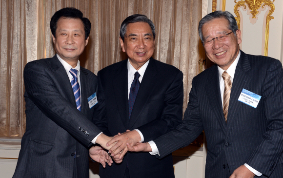 14일 서울신문과 도쿄신문 공동 주최로 서울 소공동 롯데호텔에서 열린 ‘2013 한일 미래의 길을 묻는다’ 국제포럼에서 이철휘 서울신문사장과 고노 요헤이 전 일본 중의원 의장, 센코쿠 마코토 도쿄신문사장이 악수를 나누고 있다. 이종원 선임기자 jongwon@seoul.co.kr