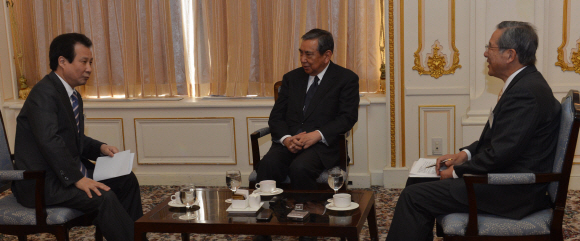 서울신문과 도쿄.주니치신문 공동 주최로 14일 서울 소공동 롯데호텔에서 열린 ‘2013 한일 미래의 길을 묻는다’ 국제포럼에 앞서 고노 요헤이(가운데) 전 일본 중의원 의장과 이철휘(왼쪽) 서울신문 사장, 센고쿠 마코토 도쿄신문 대표가 대담을 하고 있다. 손형준 기자 boltagoo@seoul.co.kr