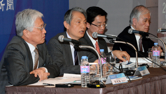 14일 서울신문과 도쿄신문 공동 주최로 서울 소공동 롯데호텔에서 열린 ‘2013 한일 미래의 길을 묻는다’ 국제포럼에서 한상일 국민대 명예교수(왼쪽 첫째)의 사회로 이종원 와세다대 교수(왼쪽 둘째), 박철희 서울대교수 (왼쪽 셋째), 와타나베 히로시 국제협력은행 부총재 (오른쪽)가 주제발표를 하고 있다. 이종원 선임기자 jongwon@seoul.co.kr