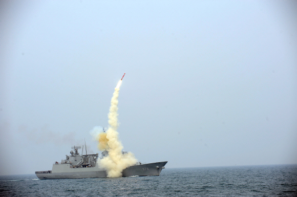 함대지 순항 미사일이 한국형 구축함 함상에서 발사되는 모습. 해군 제공