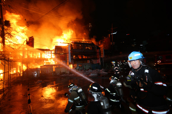 17일 밤 서울 인사동에 큰불이 나 소방관들이 진화작업을 벌이고 있다. 연합뉴스