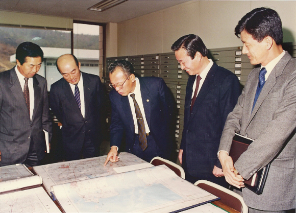 1989년 건설부 장관으로 신도시 건설 입지 협의.