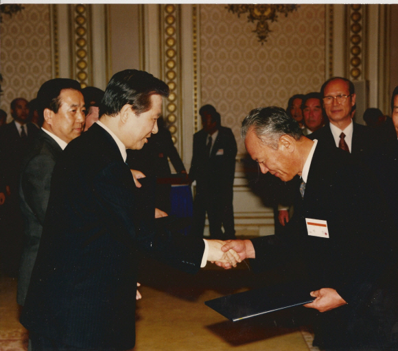 2002년 김대중 대통령으로부터 한은 총재 임명장 받는 박승.