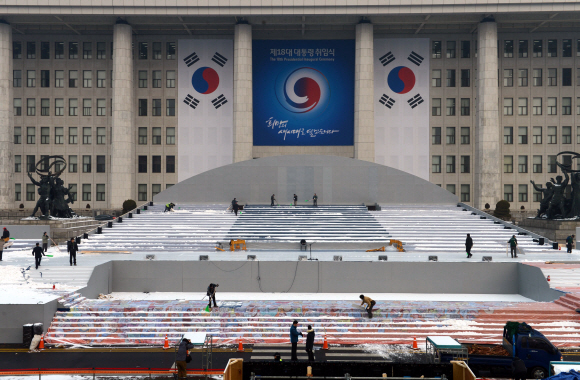 중부지방에 많은 눈이 내린 22일 제18대 대통령 취임식장이 마련된 국회앞 광장에서 인부들이 눈을 치우고 있다.  이호정 기자 hojeong@seoul.co.kr