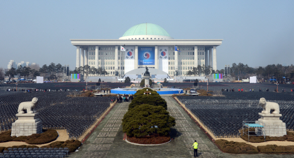 제 18대 대통령 취임식이 열리는 서울 여의도 국회의사당에서 22일 작업자들이 마무리 작업을 하고 있다. 정연호 기자 tpgod@seoul.co.kr
