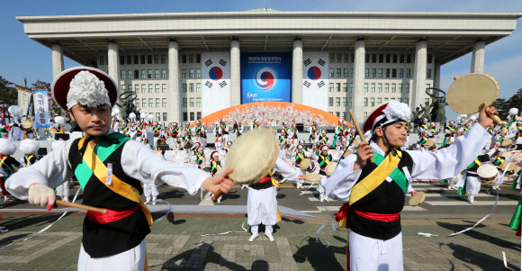 대통령 취임식을 하루 앞두고 24일 국회 본관 앞 취임식장에서 열린 예행연습에서 농악대가 축하공연을 펼치고 있다. 연합뉴스