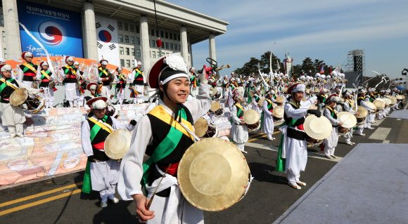 대통령 취임식을 하루 앞두고 24일 국회 본관 앞 취임식장에서 열린 예행연습에서 농악대가 축하공연을 펼치고 있다. 연합뉴스