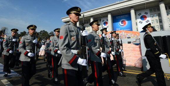 대통령 취임식을 하루 앞두고 24일 국회 본관 앞 취임식장에서 열린 예행연습에서 의장대가 행진하고 있다.  연합뉴스