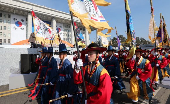 대통령 취임식을 하루 앞두고 24일 국회 본관 앞 취임식장에서 열린 예행연습에서 의장대가 행진하고 있다. 연합뉴스