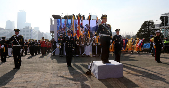 대통령 취임식을 하루 앞두고 24일 서울 여의도 국회 본관 앞 취임식장에서 열린 예행연습에서 의장대가 대통령에 대한 경례를 하고 있다.  연합뉴스