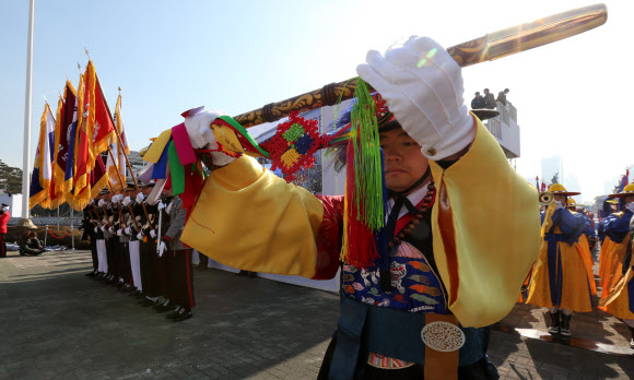 대통령 취임식을 하루 앞두고 24일 서울 여의도 국회 본관 앞 취임식장에서 열린 예행연습에서 의장대가 대통령에 대한 경례를 하고 있다.  연합뉴스