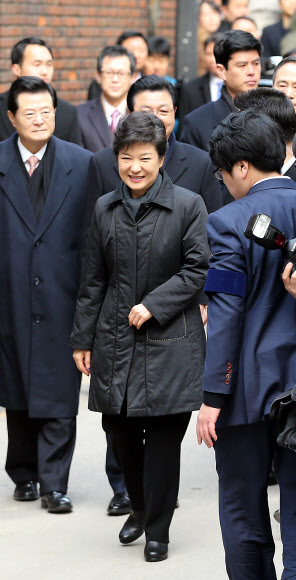박근혜 대통령이 25일 오전 국회의사당에서 열리는 제18대 대통령 취임식에 참석하기 위해 서울 삼성동 자택을 출발하고 있다.  연합뉴스