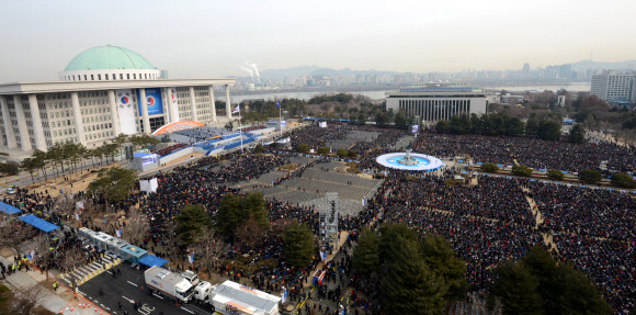 25일 오전 서울 여의도 국회의사당에서 박근혜 대통령의 취임식을 지켜보기 위해 시민들이 자리하고 있다.  연합뉴스