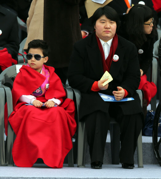 25일 국회에서 열린 박근혜 제18대 대통령 취임식에서 리틀싸이 황민우군과 역도스타 장미란씨가 함께 자리하고 있다.   연합뉴스