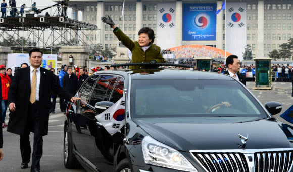 손 흔드는 박근혜 대통령 박근혜 제18대 대통령이 25일 국회에서 열린 취임식을 마친 후 전용차에 올라 시민들을 향해 손을 흔들고 있다.   연합뉴스