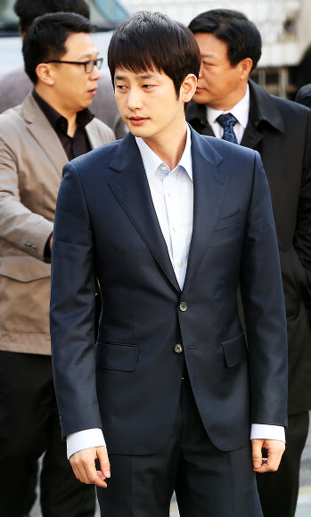 연예인 지망생을 성폭행한 혐의로 피소된 배우 박시후가 1일 오전 서울 은평구 녹번동 서울서부경찰서에 출석하고 있다.  연합뉴스
