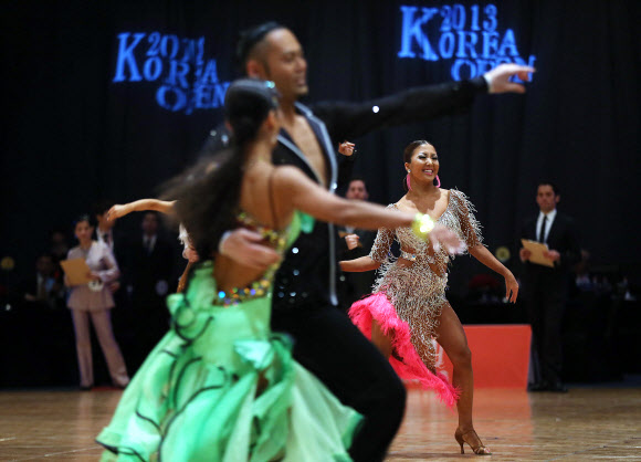 3일 오전 서울 용산구 그랜드하얏트호텔에서 열린 ‘2013 코리아오픈 국제 댄스스포츠 선수권대회’에서 참가 선수들이 아시안 클로즈드 라틴 부문 1라운드 경기를 펼치고 있다 연합뉴스