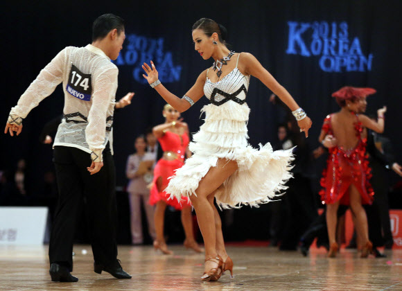 3일 오전 서울 용산구 그랜드하얏트호텔에서 열린 ‘2013 코리아오픈 국제 댄스스포츠 선수권대회’에서 참가 선수들이 아시안 클로즈드 라틴 부문 1라운드 경기를 펼치고 있다 연합뉴스