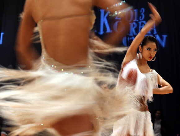 3일 오전 서울 용산구 그랜드하얏트호텔에서 열린 ‘2013 코리아오픈 국제 댄스스포츠 선수권대회’에서 참가 선수들이 아시안 클로즈드 라틴 부문 1라운드 경기를 펼치고 있다 연합뉴스