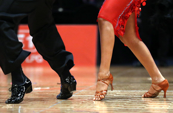 3일 오전 서울 용산구 그랜드하얏트호텔에서 열린 ‘2013 코리아오픈 국제 댄스스포츠 선수권대회’에서 참가 선수들이 아시안 클로즈드 라틴 부문 1라운드 경기를 펼치고 있다 연합뉴스