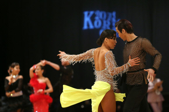 3일 오전 서울 용산구 그랜드하얏트호텔에서 열린 ‘2013 코리아오픈 국제 댄스스포츠 선수권대회’에서 참가 선수들이 아시안 클로즈드 라틴 부문 1라운드 경기를 펼치고 있다 연합뉴스