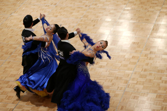 3일 오전 서울 용산구 그랜드하얏트호텔에서 열린 ‘2013 코리아오픈 국제 댄스스포츠 선수권대회’에서 참가 선수들이 아시안 클로즈드 볼룸 부문 1라운드 경기를 펼치고 있다 연합뉴스