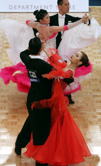 3일 오전 서울 용산구 그랜드하얏트호텔에서 열린 ‘2013 코리아오픈 국제 댄스스포츠 선수권대회’에서 참가 선수들이 아시안 클로즈드 볼룸 부문 1라운드 경기를 펼치고 있다 연합뉴스