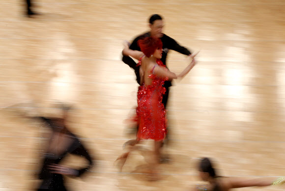 3일 오전 서울 용산구 그랜드하얏트호텔에서 열린 ‘2013 코리아오픈 국제 댄스스포츠 선수권대회’에서 참가 선수들이 아시안 클로즈드 라틴 2라운드 경기를 펼치고 있다 연합뉴스