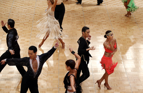 3일 오전 서울 용산구 그랜드하얏트호텔에서 열린 ‘2013 코리아오픈 국제 댄스스포츠 선수권대회’에서 참가 선수들이 아시안 클로즈드 라틴 2라운드 경기를 펼치고 있다 연합뉴스