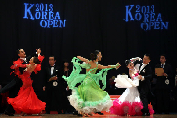 3일 오전 서울 용산구 그랜드하얏트호텔에서 열린 ‘2013 코리아오픈 국제 댄스스포츠 선수권대회’에서 참가 선수들이 아시안 클로즈드 볼룸 2라운드 경기를 펼치고 있다 연합뉴스