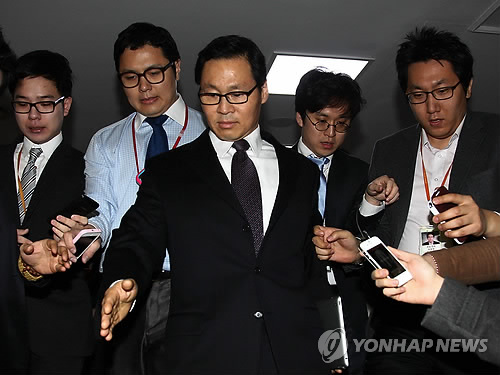 김종훈 미래창조과학부 장관 내정자가 지난4일 오전 국회 정론관에서 기자회견을 마친 후 국회를 나서며 취재진에 둘러싸여있다.