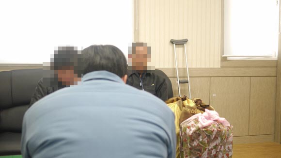 대전교도소에서 12년째 무기수로 복역 중인 서모(가운데·36)씨가 5일 면회 온 부모를 만나고 있다.