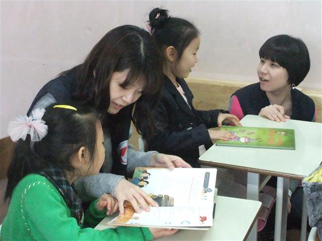 한국전력 부산지역본부 직원들이 부산 동구 초량동 ‘어깨동무지역아동센터’ 교실에서 학생들에게 영어 강의와 독서지도 등을 하면서 교육나눔을 실천하고 있다. 한국전력 제공