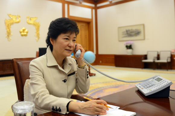 6일 박근혜 대통령이 아베 신조 일본 총리와의 첫 전화 통화에서 일본을 방문해 달라는 초청 내용을 듣고 있다. 청와대 제공