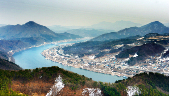 보납산 전망대에서 굽어본 풍경. 굽이치는 북한강 너머로 봄이 성큼 다가와 있는 듯하다. 보납산은 이처럼 낮은 고도에도 불구하고 ‘국립공원급’의 조망을 가진 게 자랑이다.
