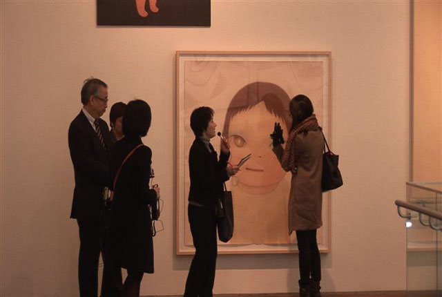 이번 전시회 공동 학예사인 히로시마 현대미술관 학예사가 관람객들에게 나라 요시토모의 작품을 설명하고 있다. 문성호 PD sungho@seoul.co.kr