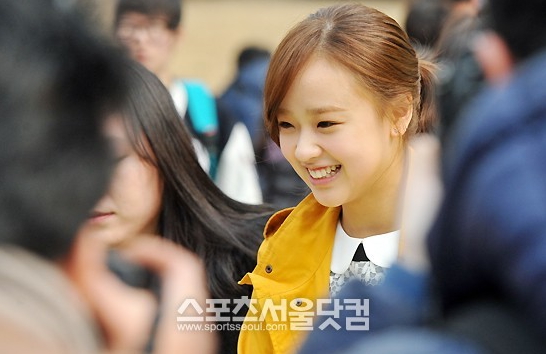 리듬체조 요정’ 손연재가 8일 오전 서울 신촌동 연세대학교 백주년기념관 앞에서 진행된 ‘대학생과 함께하는 녹색식생활 도시락 전달 캠페인’에 참석하고 있다.