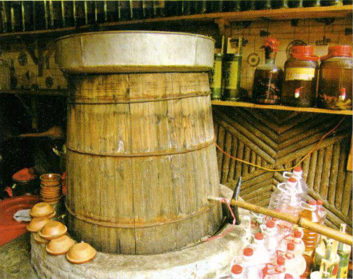 흔히 배갈로 알려진 중국 술 바이지우를 얻기 위한 전통 증류기. 배갈은 바이지우의 여러 종류 가운데 하나다. 소줏고리와 비슷한 모양새다.