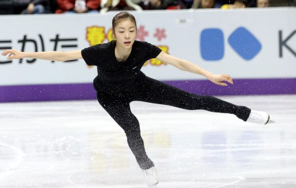 피겨여왕 김연아가 12일(한국시각) 2013 국제빙상경기연맹(ISU) 세계피겨선수권대회가 열리는 캐나다 온타리오주 런던 버드와이저 가든스에서 첫 공식훈련을 하고 있다. 연합뉴스