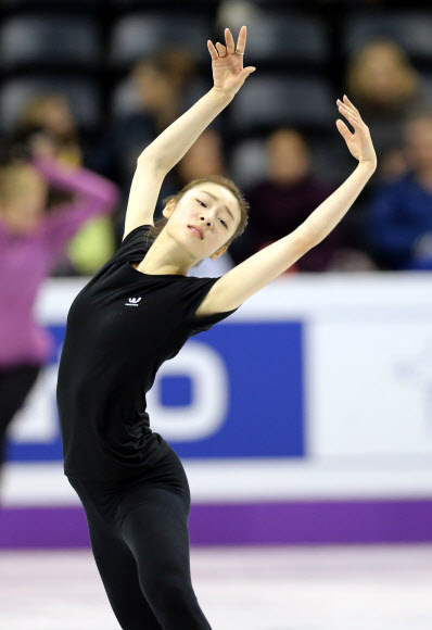 피겨여왕 김연아가 12일(한국시각) 2013 국제빙상경기연맹(ISU) 세계피겨선수권대회가 열리는 캐나다 온타리오주 런던 버드와이저 가든스에서 첫 공식훈련을 하고 있다.  연합뉴스