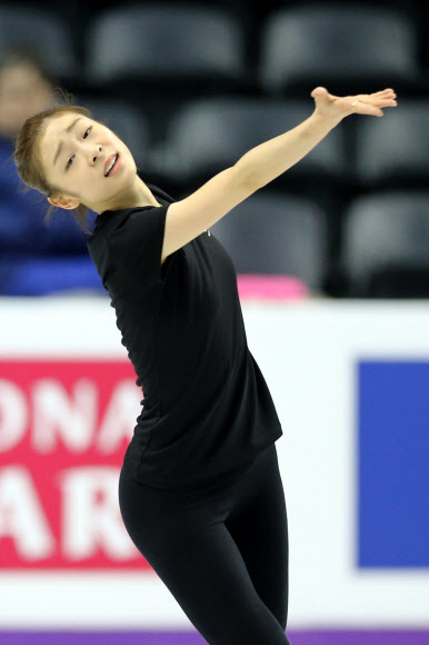 피겨여왕 김연아가 12일(한국시각) 2013 국제빙상경기연맹(ISU) 세계피겨선수권대회가 열리는 캐나다 온타리오주 런던 버드와이저 가든스에서 첫 공식훈련을 하고 있다.  연합뉴스