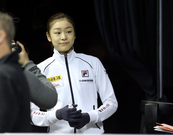 피겨여왕 김연아가 12일(한국시각) 2013 국제빙상경기연맹(ISU) 세계피겨선수권대회가 열리는 캐나다 온타리오주 런던 버드와이저 가든스에 환한표정으로 들어서고 있다.  연합뉴스
