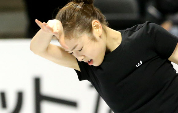피겨여왕 김연아가 12일(한국시각) 2013 국제빙상경기연맹(ISU) 세계피겨선수권대회가 열리는 캐나다 온타리오주 런던 버드와이저 가든스에서 첫 공식훈련을 하고 있다.  연합뉴스