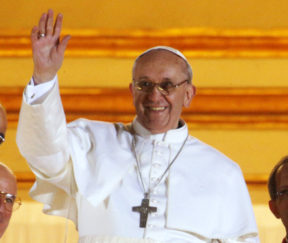 새 교황으로 선출된 아르헨티나 베르골리오 추기경. AP=연합뉴스