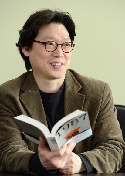 소설가 하창수씨가 자신의 최신 장편 소설 ‘1987’를 쓰게 된 동기와 작품의 내용에 대해 설명하고 있다. 도준석 기자 pado@seoul.co.kr